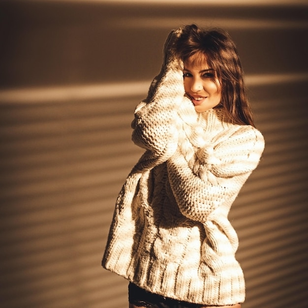 Retrato de una niña al atardecer con luz cinematográfica