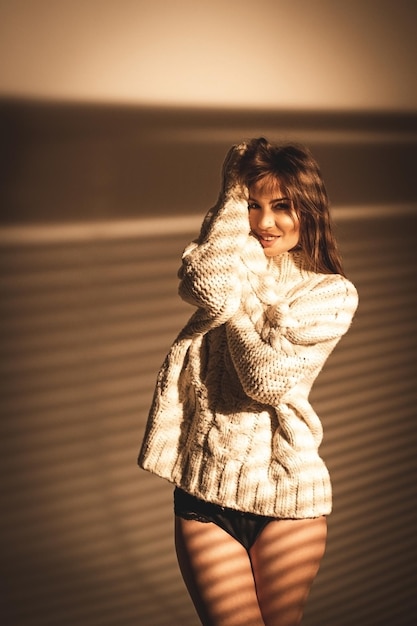 Retrato de una niña al atardecer con luz cinematográfica