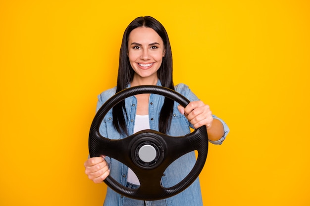 Foto retrato de niña alegre bastante encantadora girando el volante