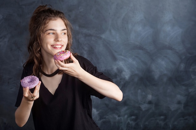 Retrato de niña alegre con donas