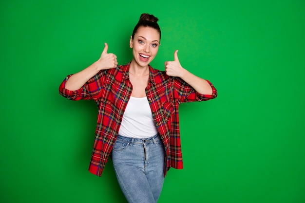 Retrato de niña alegre positiva mostrar el pulgar hacia arriba signo disfrutar regocijarse anuncios perfectos promo usar jeans de mezclilla aislados sobre fondo de color brillante