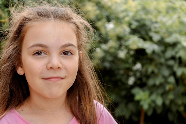 Retrato de una niña alegre y riendo en un día de verano