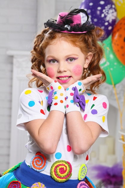 Retrato de una niña alegre.