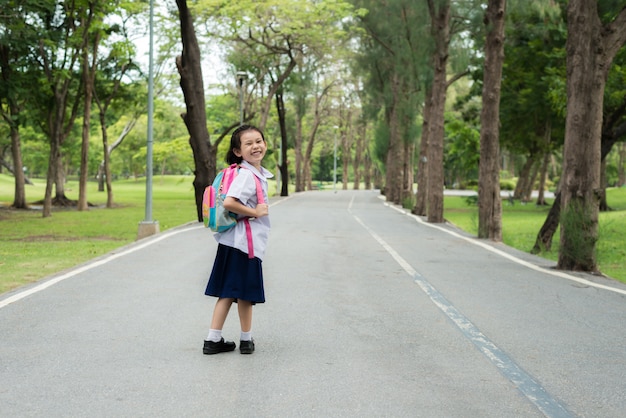 Retrato de niña asiática estudiante alumno con mochila