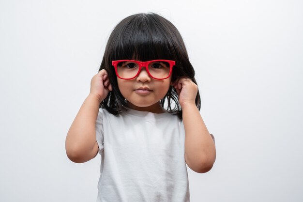 Retrato de niña asiática feliz y divertida sobre fondo blanco un niño mirando a la cámara