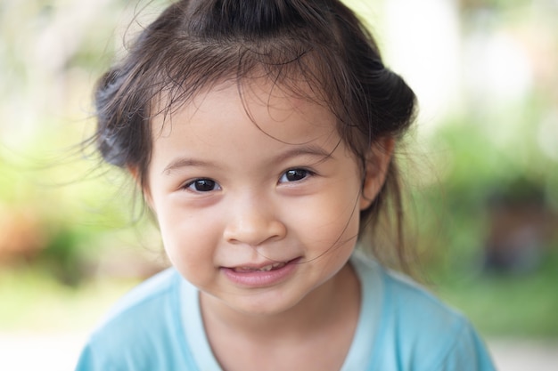 Retrato de una niña asiática feliz.