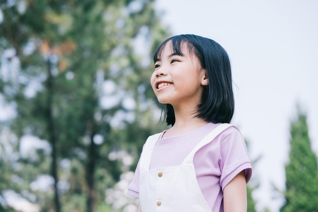 Retrato de niña asiática jugando en el parque