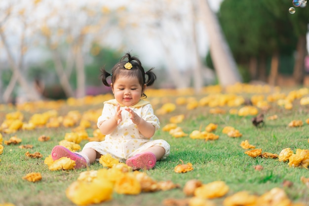 Retrato de niña asiática linda en el jardín de flores