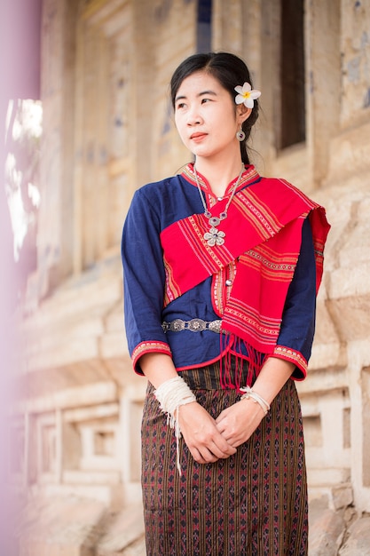 Retrato de niña asiática con vestido tradicional local tailandés famoso en la campiña de Tailandia