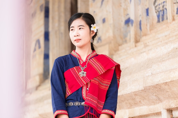 Retrato de niña asiática con vestido tradicional local tailandés famoso en la campiña de Tailandia