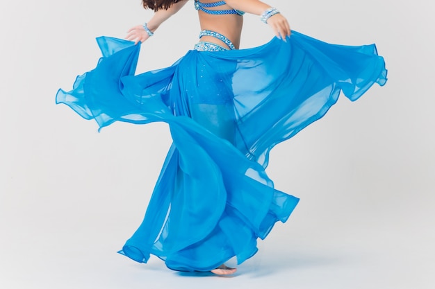 Foto retrato de niña bailarina del vientre en azul.