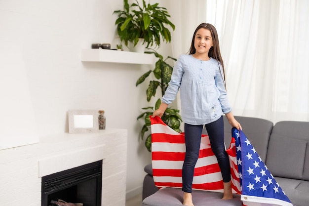 Retrato de una niña con la bandera de América. Educación americana, estudiar en América.