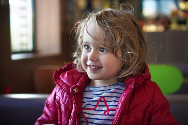 Retrato de niña bebé sonriendo