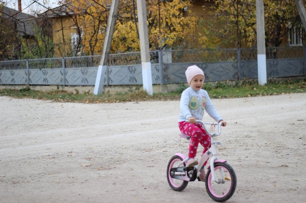 Retrato de una niña en bicicleta