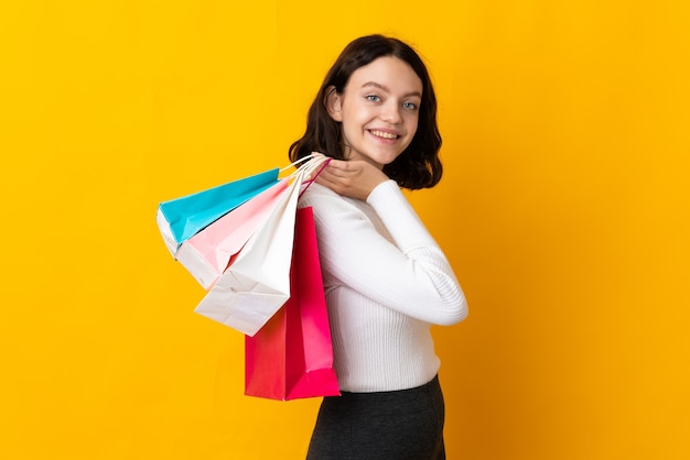 retrato, niña, con, bolsas de compras