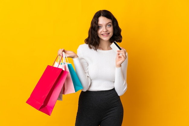 retrato, niña, con, bolsas de compras