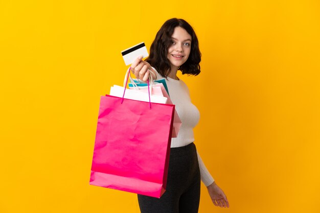 retrato, niña, con, bolsas de compras