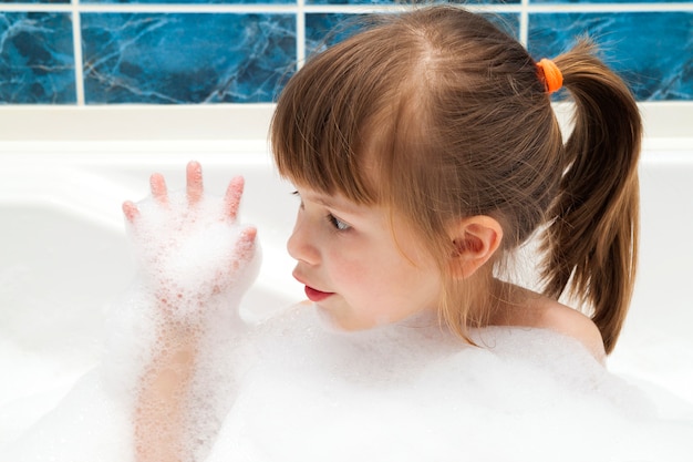 Retrato de niña bonita en el baño. Concepto de higiene.