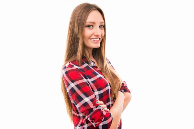 Retrato de una niña bonita en una camisa