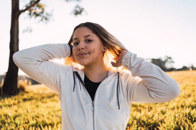 Retrato de una niña bonita con una marca de nacimiento en el rostro al aire libre.