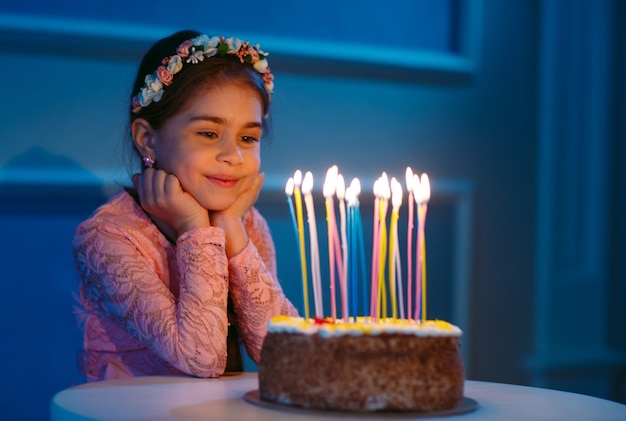 Retrato de niña bonita con pastel de cumpleaños