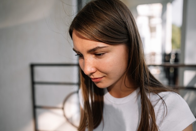 Retrato de una niña bonita con pecas