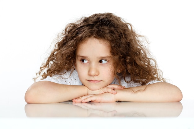 Retrato de niña bonita con pelo rizado