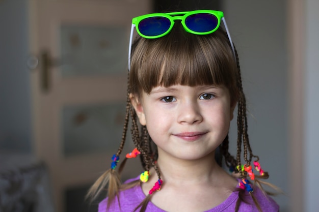 Retrato de niña bonita con pequeñas trenzas