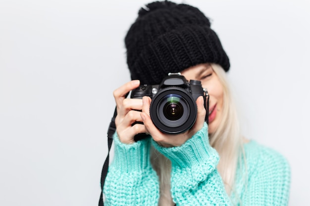 Retrato de niña bonita rubia, fotógrafo tomando fotos con cámara DSLR