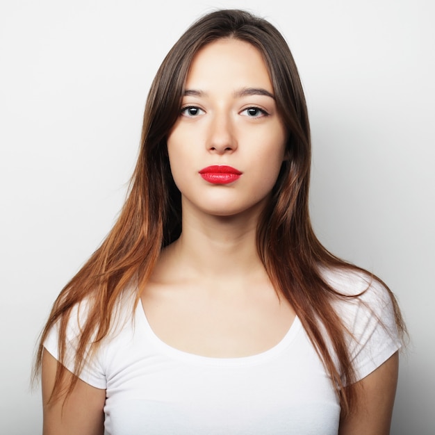 Retrato de una niña bonita sobre un fondo blanco.