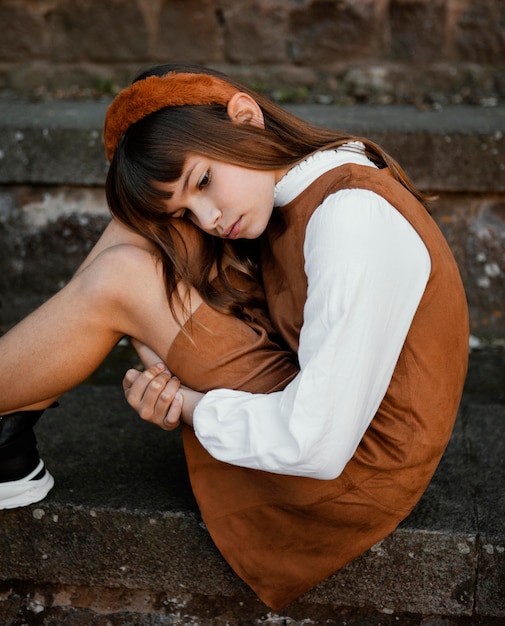 Foto retrato de niña bonita está triste