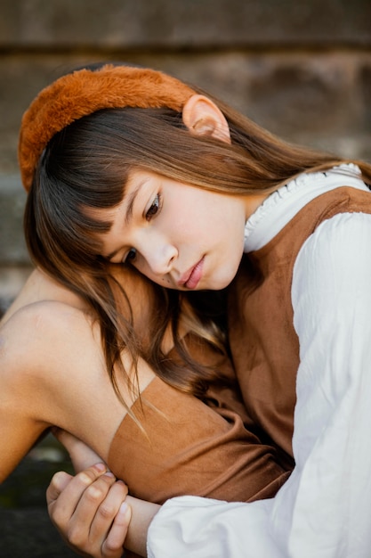 Foto retrato de niña bonita está triste