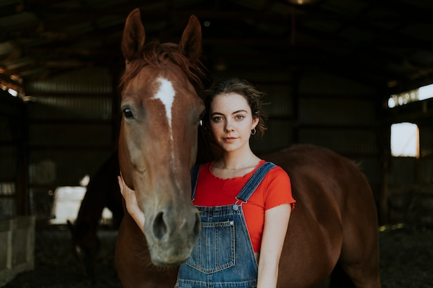 Retrato de una niña y un caballo