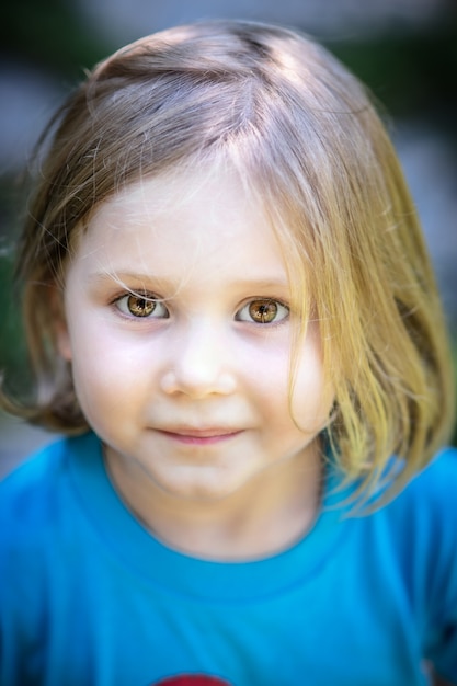 Retrato de una niña con cabello desordenado.