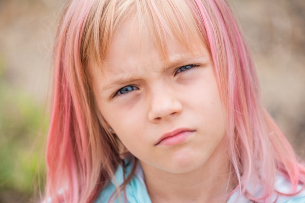 retrato niña con cabello rosado