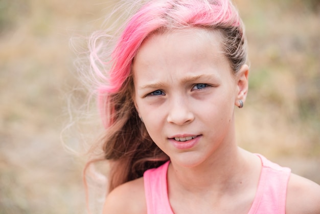 retrato niña con cabello rosado