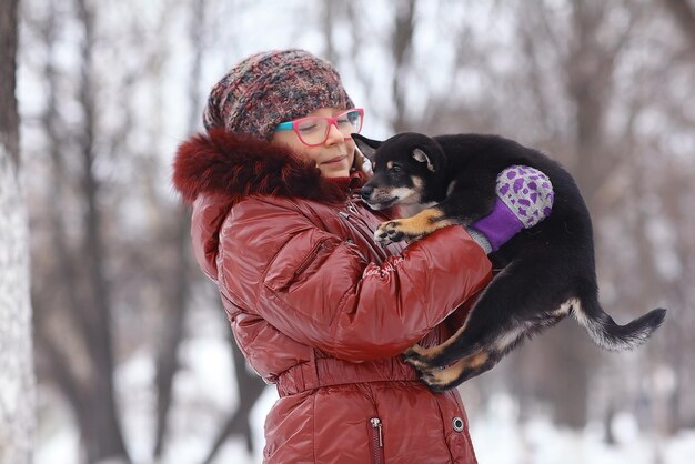 retrato de una niña y un cachorro de invierno