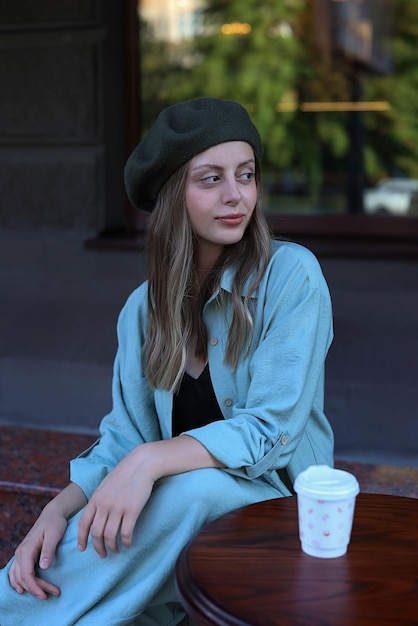 Foto retrato de una niña en un café en la calle