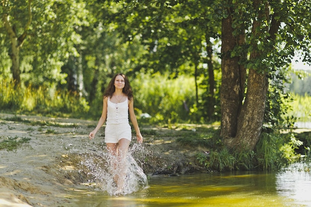 Retrato de una niña caminando sobre el agua del lago 6335