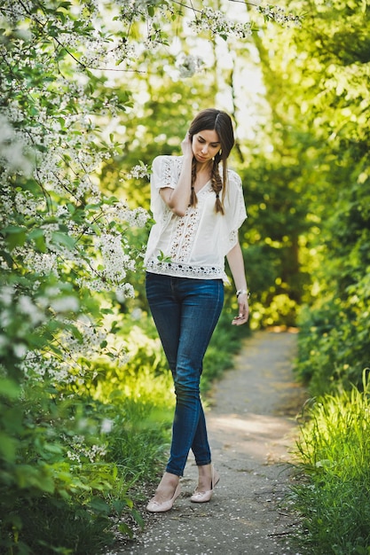 Retrato de una niña con una camisa blanca y jeans 6112