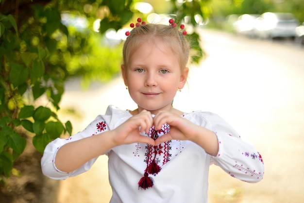 Retrato de una niña con una camisa bordada ucraniana Corazón Tradición ucraniana