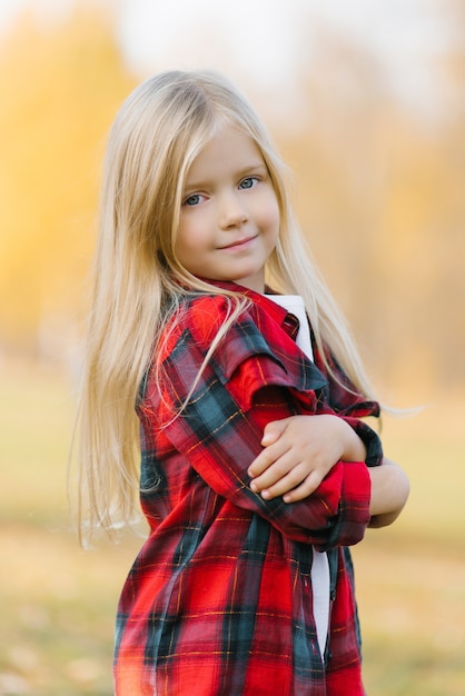 Retrato de una niña en una camisa roja a cuadros