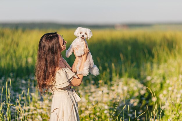 Foto retrato de una niña en un campo de manzanilla en verano