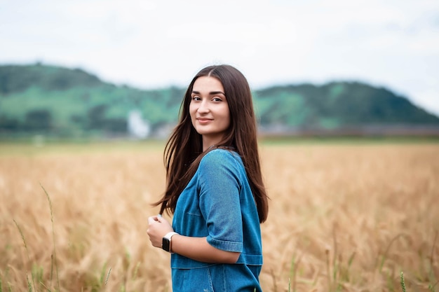 Retrato de una niña en un campo de trigo Retrato de una hermosa niña en un campo de trigo