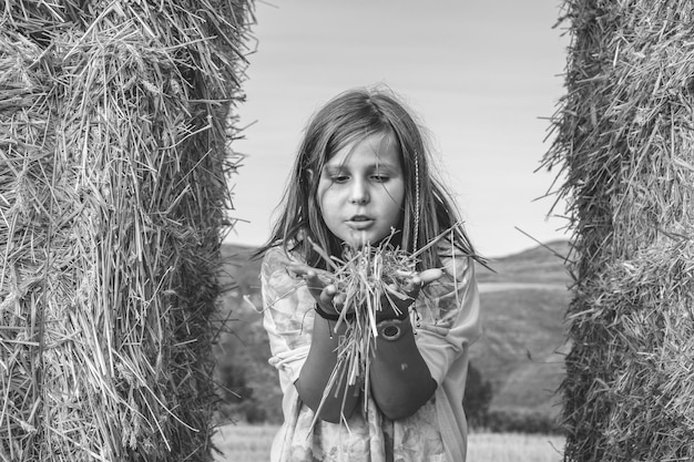 Foto retrato de una niña en el campo