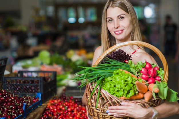 Retrato de una niña con una canasta de verduras