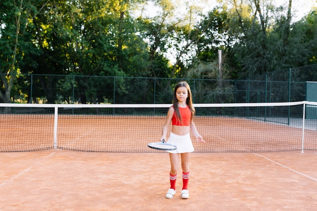 Retrato de una niña en la cancha de tenis