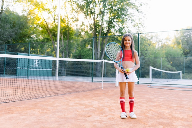 Retrato de una niña en la cancha de tenis