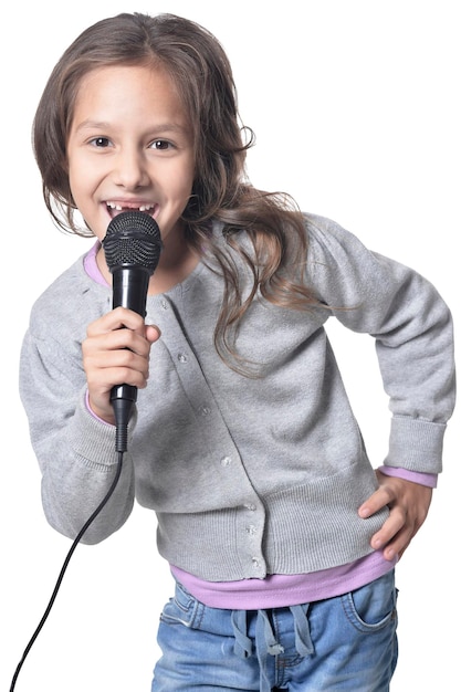 Retrato de niña cantando karaoke aislado sobre fondo blanco.