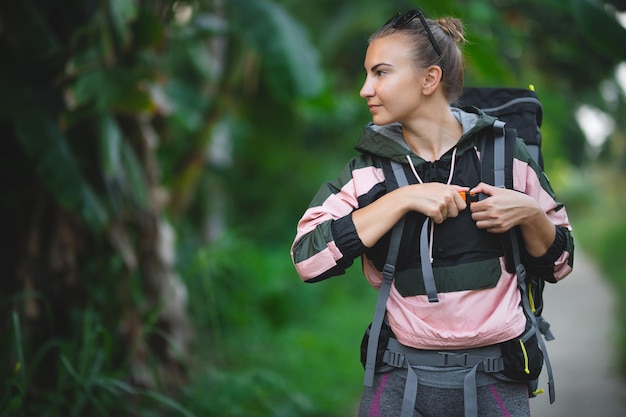 Foto retrato de una niña caucásica blanca con una mochila de senderismo